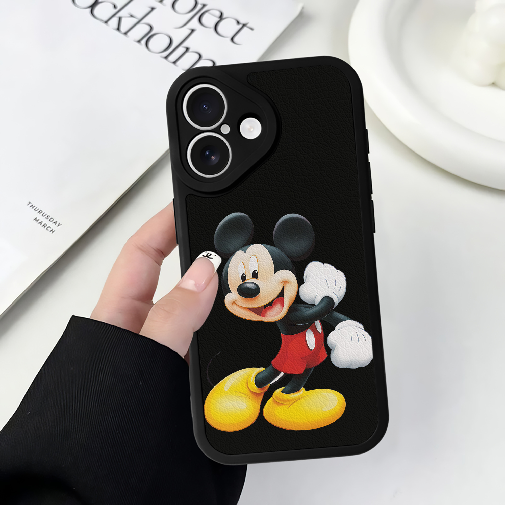 （画像用） ミッキーマウス Mickey Mouse 【iPhone 16シリーズ対応】シリコンスマホケース（レザー調） 材質：シリコン